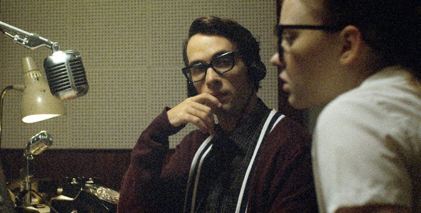 ‘The  Vast of Night’ Smartly Builds Eerie Sci-Fi Suspense